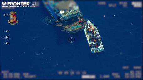 L'indagine della Procura di Agrigento che oggi ha portato al fermo di 9 persone accusate di traffico di uomini nasce da una operazione del dispositivo interforze dell'Agenzia Europea Frontex, della Guardia di Finanza, delle Capitanerie di Porto e della missione EUNAVFORMED. Un aereo, ieri, ha documentato, a circa 60 miglia a sud dell'isola di Lampedusa, il trasbordo di un gruppo di migranti da un motopesca su di una imbarcazione piÃ¹ piccola. Dopo il trasbordo, la nave madre si Ã¨ allontanata puntando verso la Libia.
ANSA/FERMO IMMAGINE FRONTEX
+++ ANSA PROVIDES ACCESS TO THIS HANDOUT PHOTO TO BE USED SOLELY TO ILLUSTRATE NEWS REPORTING OR COMMENTARY ON THE FACTS OR EVENTS DEPICTED IN THIS IMAGE; NO ARCHIVING; NO LICENSING +++