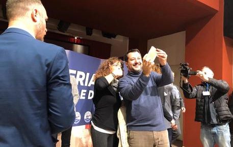 Il segretario della Lega Matteo Salvini  posa per un selfie durante un evento elettorale, Aosta, 20 dicembre 2019. ANSA