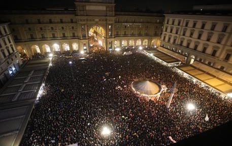 The gathering of the 'Sardines', an anti-populist left-wing movement, which invaded the square with the fish symbol of protest, In Florence, Italy, 30 November 2019. Italy's Anti-Salvini 'Sardines' movement takes to the streets to express its opposition to populist forces.
ANSA/CLAUDIO GIOVANNINI