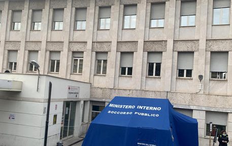 Il pronto soccorso e le tende a prevenzione del Coronavirus dell'ospedale San Giovanni Addolorata di Roma, 05 marzo 2020. 
ANSA/STRINGER