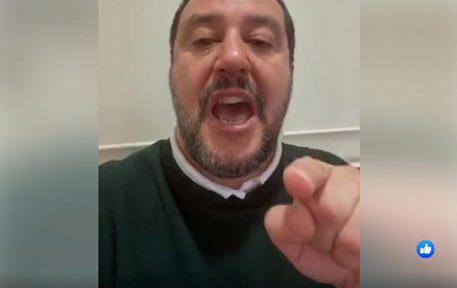 Il leader della Lega, Matteo Salvini, durante una diretta sul suo profilo Facebook. +++ FACEBOOK/MATTEO SALVINI +++
