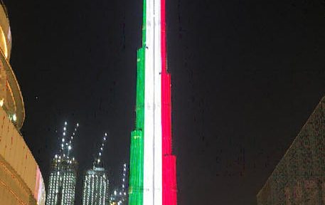 Il Burj Khalifa di Dubai, il celebre grattacielo più alto del mondo con i suoi 829,80 metri e simbolo degli Emirati Arabi Uniti, si è illuminato stasera con i colori della bandiera italiana alternati alla scritta Siamo con te, in segno di solidarietà e amicizia con lItalia nel comune impegno a vincere la sfida del coronavirus.
Insieme a tutti gli italiani che qui vivono e lavorano, sono grato al Governo degli Emirati Arabi Uniti per questo gesto di vicinanza ed affetto nei confronti del nostro Paese, ha dichiarato lAmbasciatore italiano negli EAU, Nicola Lener. Italia ed Emirati Arabi sono più uniti che mai nel rafforzare la loro collaborazione reciproca e condividere tutte le risorse possibili per fare fronte a questa sfida di portata globale.
Il Burj Khalifa è, in ordine cronologico, lultimo di tanti altri monumenti nel mondo che in questi giorni si sono illuminati con il tricolore italiano per mostrare solidarietà e vicinanza al nostro Paese sullemergenza covid-19.