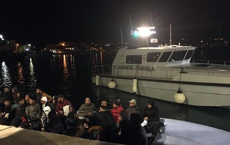 Lo sbarco a Lampedusa dell'imbarcazione con circa 67 persone a bordo che ieri aveva chiesto aiuto ad Alarm Phone, 8 aprile 2020. 
ANSA