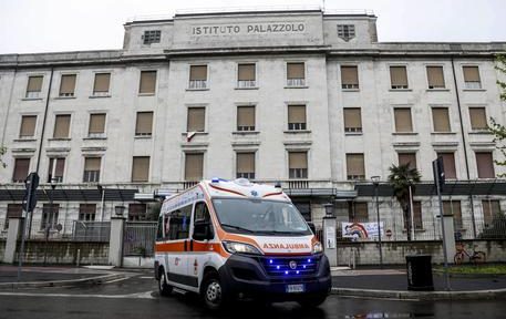 L'uscita di un'ambulanza dall'Istituto Palazzolo Don Gnocchi durante l'emergenza Coronavirus a Milano, 21 aprile 2020.ANSA/Mourad Balti Touati