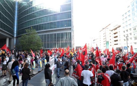La manifestazione dei sindacati di base e di alcune associazioni sotto palazzo Lombardia, sede della Regione, Milano, 27 maggio 2020.
ANSA / MATTEO BAZZI
