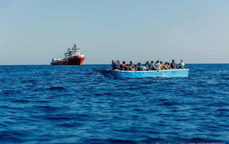 Un post tratto dal profilo Twitter di SOS Mediterranee: "i sopravvissuti hanno passato 4 o 5 giorni in mare. Tutti erano disidratati "  TWITTER SOS MEDITERRANEE+++ATTENZIONE LA FOTO NON PUO' ESSERE PUBBLICATA O RIPRODOTTA SENZA L'AUTORIZZAZIONE DELLA FONTE DI ORIGINE CUI SI RINVIA+++