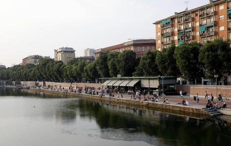 The Milanese nightlife along the Navigli and the Darsena during phase 2 of the Coronavirus emergency, in Milan, northern Italy, 22 May 2020. It is not time for youth street parties known as 'movida' or else the coronavirus infection curve may start heading back up again, Italian Premier Giuseppe Conte said Wednesday. Italy is gradually easing lockdown measures implemented to stem the spread of the SARS-CoV-2 coronavirus that causes the COVID-19 disease. 
ANSA/ MOURAD BALTI TOUATI
