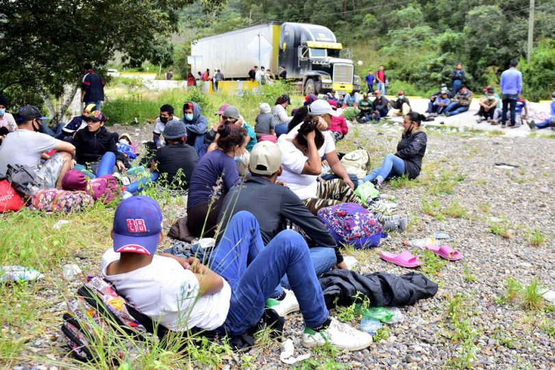 epa08942488 A group of approximately 400 Hondurans arrives at the El Florido border point with Guatemala, near the municipality of Copan, Honduras, 16 January 2021. This group tries to catch up with the migrant caravan that crossed the border on 15 January and is heading to Mexico with the ultimate goal of the United States.  EPA/Jose Valle