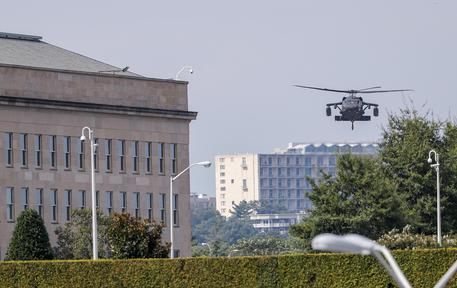 epa07064654 A military helicopter lands outside the Pentagon building in Arlington, Virginia, USA, 02 October 2018. Two pieces of mail delivered to the Pentagon mail facility on Monday have initially tested positive for ricin, according to US defense officials.  EPA/ERIK S. LESSER