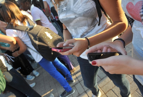 Scuola studenti giovani ragazzi minori adolescenza adolescenti IPHONE smartphone telefonini cellulari cellulare