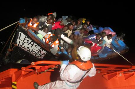 epa04992637 A handout picture made available by the Spanish maritime rescue services shows the rescue of 27 migrants on a small boat at sea 55 miles from the Spanish coast in Gran Canaria early 24 October 2015. The small boat left Cape Bojador, northern coast of Western Sahara, on 22 October towards the Canary Islands and it was searched by the maritime services by helicopter, aircraft and boat on 23 October after it was known that  the boat had sailed towards the Spanish coast. The boat was finally found around midnight early 24 october.  EPA/SALVAMENTO MARITIMO / HANDOUT  HANDOUT EDITORIAL USE ONLY/NO SALES