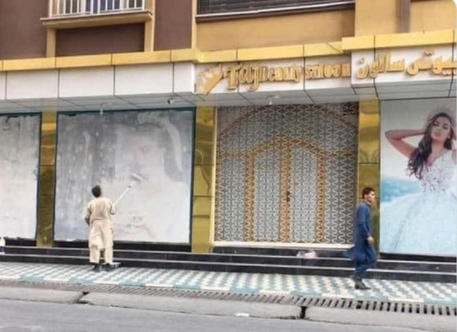 Tra le foto che circolano sui social per descrivere la situazione a Kabul, c'è anche quella twittata dal direttore del canale d'informazione afghano Tolo News, Lotfullah Najafizada, che mostra un uomo che copre con della vernice alcuni poster che ritraggono donne su un muro a Kabul, 15 agosto 2021.
TWITTER LOTFULLAH NAJAFIZADA
+++ ATTENZIONE LA FOTO NON PUO' ESSERE PUBBLICATA O RIPRODOTTA SENZA L'AUTORIZZAZIONE DELLA FONTE DI ORIGINE CUI SI RINVIA+++ ++HO NO SALES EDITORIAL USE ONLY +++