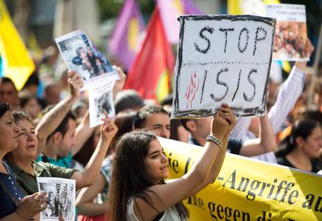 epa04347374 Kurds and Yazidi take part in a protest rally in Frankfurt Main, Germany, 09 August 2014. They protested against the invasion of large parts of the Iraq by the jihadist group Islamic State (IS).  EPA/BORIS ROESSLER