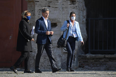 The husband of German outgoing Chancellor Angela Merkel, Joachim Sauer, leaves after the visit the Colosseum as spouses of world leaders attending the G20 summit  in Rome, 30 October 2021. The Group of Twenty (G20) Heads of State and Government Summit will be held in Rome on 30 and 31 October 2021. ANSA/ALESSANDRO DI MEO