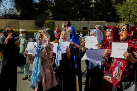 epa09535738 Afghan women shout slogans during a protest to demand that the Taliban government allow the reopening of girls schools and to provide ample employment opportunities, in Kabul, Afghanistan, 21 October 2021. The Taliban promised on 18 October 2021, that they would soon allow all girls to return to school, after not allowing them to access to education in secondary schools following their reopening a month ago. The ban on reopening schools for girls and young people has caused uncertainty among the Afghan people, with criticism from women's rights activists who fear returning to the dark era under the former Taliban regime between 1996 and 2001.  EPA/STRINGER